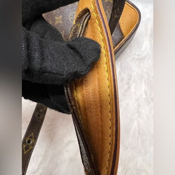 LOUIS VUITTON-SL0050 Danube Monogram Canvas Crossbody - Picture 9 of 15